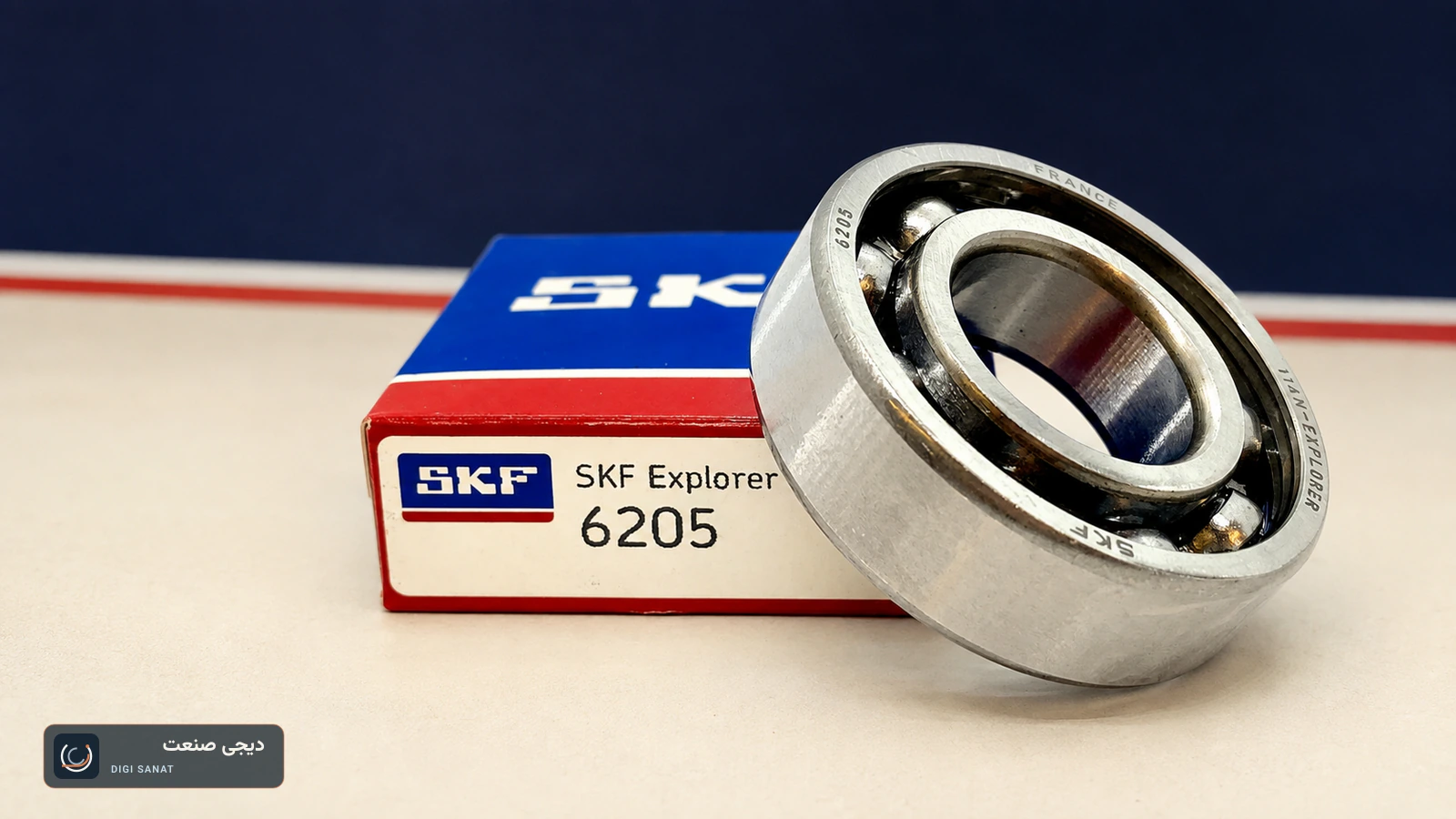 بلبرینگ باز SKF Explorer 6205 در کنار جعبه اصلی با نشان و نام کامل SKF؛ تصویر شاخص دیجی صنعت